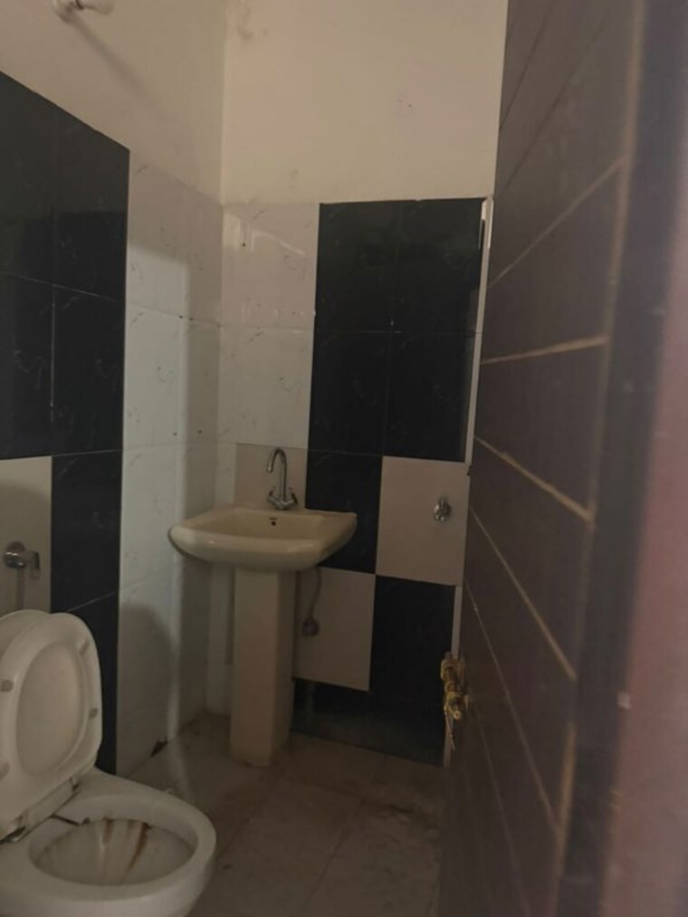 Bathroom, essentia-homes 2 Bedroom 1650 Sq.Ft. Apartment In Vip Road Zirakpur 10579442