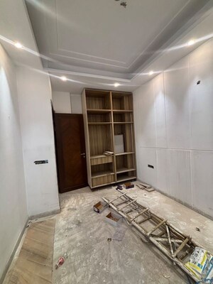 Room in 3 BHK Apartment at Safdarjung Enclave – for Sale
