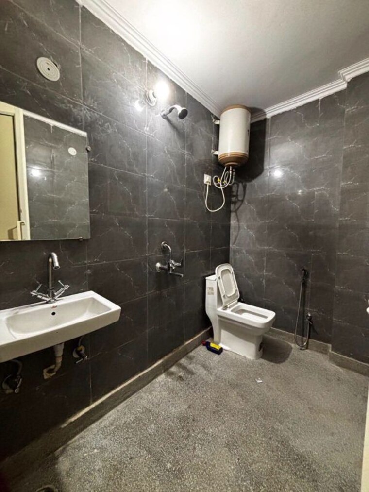 Bathroom, freedom fighters enclave 1 Bedroom 445 Sq.Ft. Apartment In Freedom Fighters Enclave Delhi 10579611