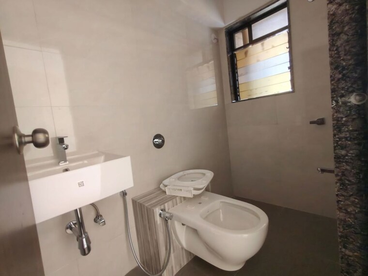 Bathroom, hubtown-hillcrest 2.5 Bedroom 847 Sq.Ft. Apartment In Andheri East Mumbai 10579614