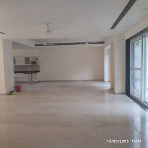Room in 5 BHK Villa at Unitech Opulence, Sector 33 – for Sale
