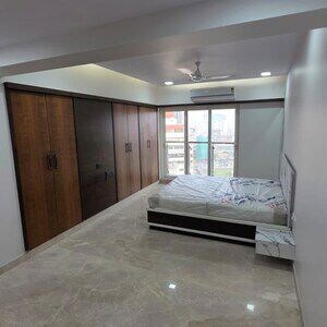 Room in 4 BHK Apartment at Andheri West – for Sale