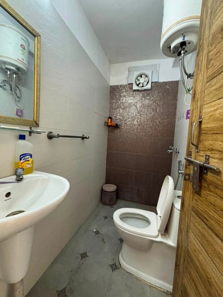 Bathroom, freedom fighters enclave 1 RK 340 Sq.Ft. Apartment In Freedom Fighters Enclave Delhi 10579671