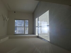 Room in 2 BHK Apartment at Shreepati Skies, Tardeo – for Rent