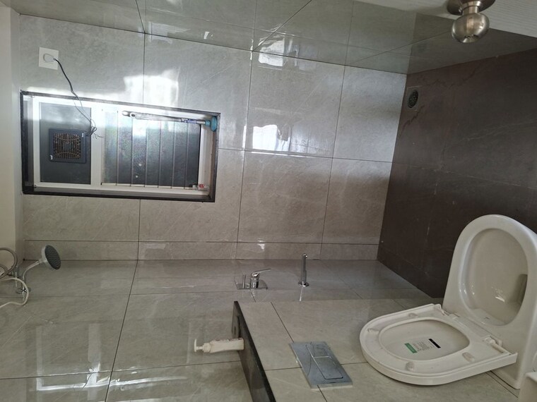 Bathroom, shreepati-skies 2 Bedroom 600 Sq.Ft. Apartment In Tardeo Mumbai 10579690