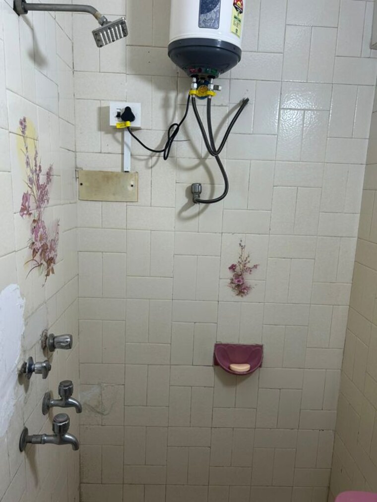 Bathroom, twin-towers 2 Bedroom 800 Sq.Ft. Apartment In Prabhadevi Mumbai 10579717