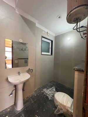 Bathroom in 1 BHK Builder Floor at Sector 43 – for Rent