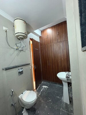 Bathroom in 1 BHK Builder Floor at Sector 43 – for Rent