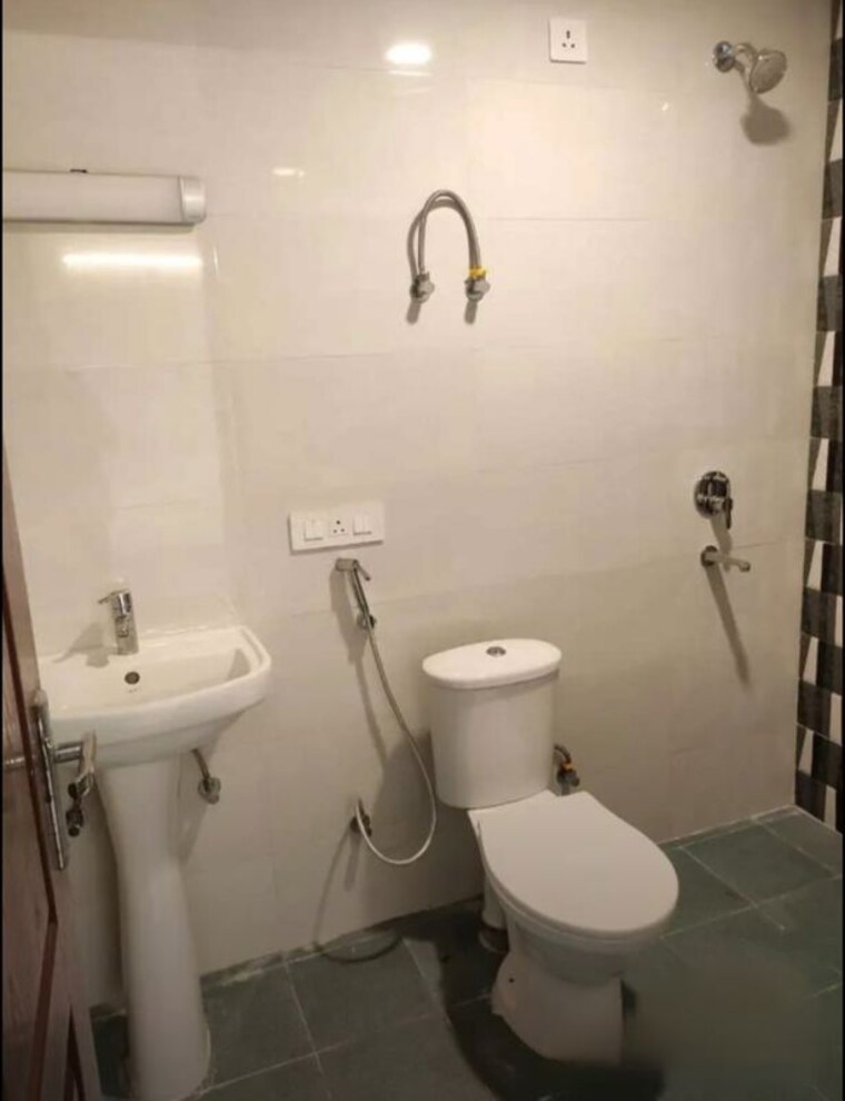 Bathroom, gomti nagar 2 Bedroom 1500 Sq.Ft. Apartment In Gomti Nagar Lucknow 10579769