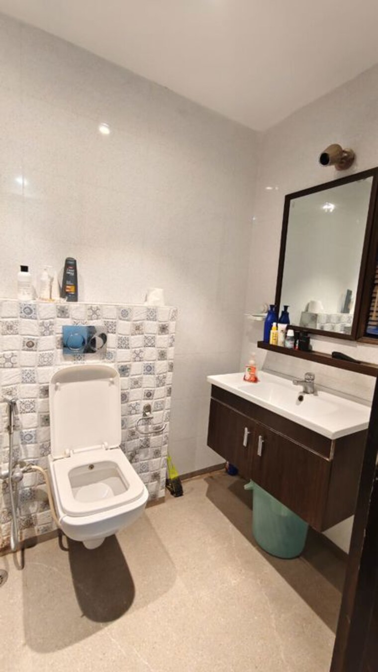 Team Area, sushant lok i 3 Bedroom 300 Sq.Yd. Builder Floor In Sushant Lok I Gurgaon 10579824