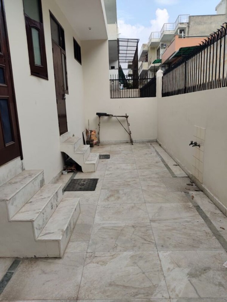 Balcony, sector 14 3 Bedroom 1800 Sq.Ft. Independent House In Sector 14 Gurgaon 10579847
