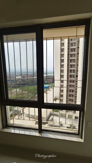 Room in 1 BHK Apartment at Dosti Greater Thane, Kalher – for Sale