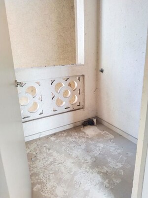 Room in 2 BHK Apartment at Hiranandani Fortune City, New Panvel – for Rent