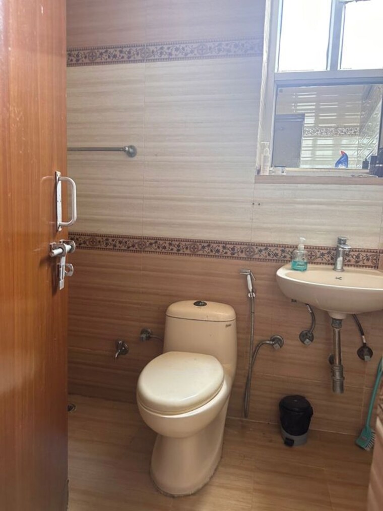Bathroom, south city 1 2 Bedroom 1500 Sq.Ft. Builder Floor In South City 1 Gurgaon 10579899