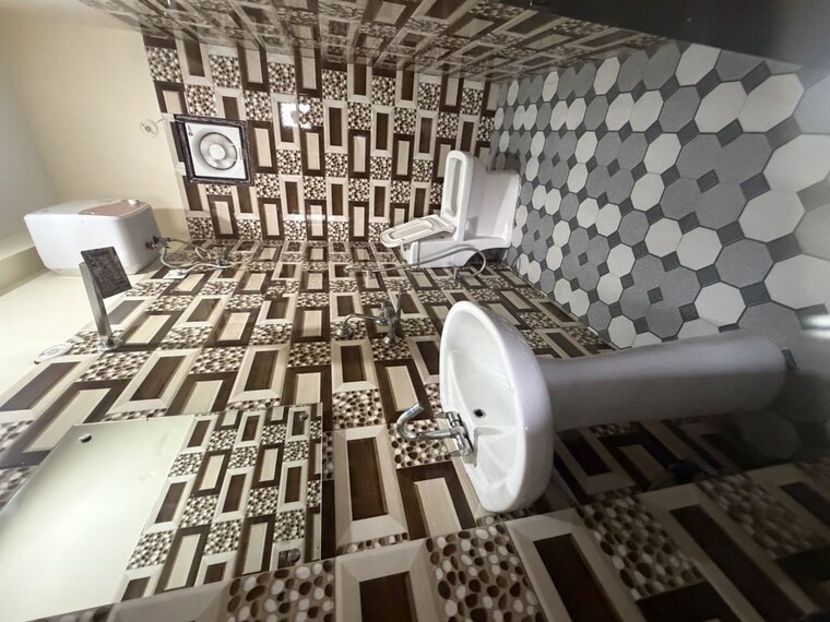 Bathroom, south city 1 2 Bedroom 1300 Sq.Ft. Builder Floor In South City 1 Gurgaon 10579915