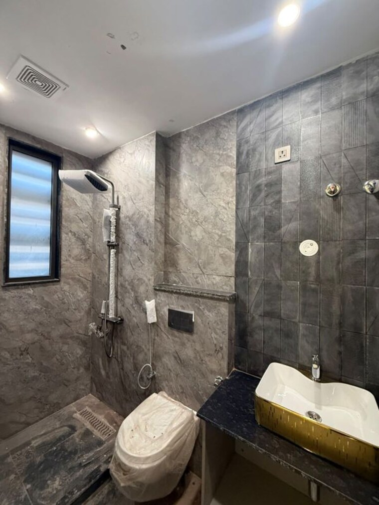 Bathroom, east of kailash 3 Bedroom 1150 Sq.Ft. Builder Floor In East Of Kailash Delhi 10576283