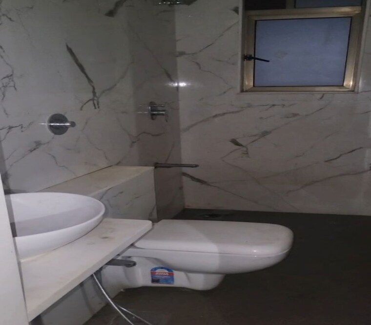 Bathroom, dadar east 1 Bedroom 500 Sq.Ft. Apartment In Dadar East Mumbai 10580142