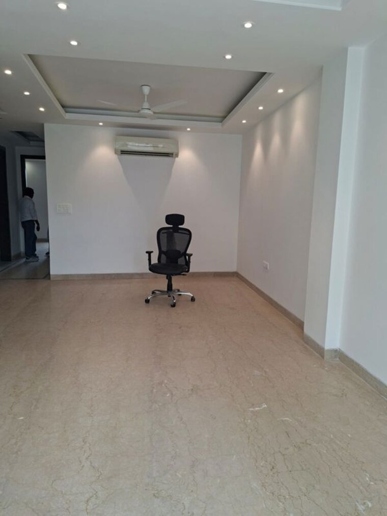 Hall, shivalik colony 3 Bedroom 200 Sq.Yd. Builder Floor In Shivalik Colony Delhi 10580168