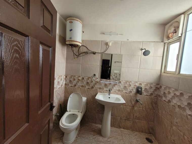 Bathroom, vip road 2 Bedroom 1550 Sq.Ft. Apartment In Vip Road Zirakpur 10580244