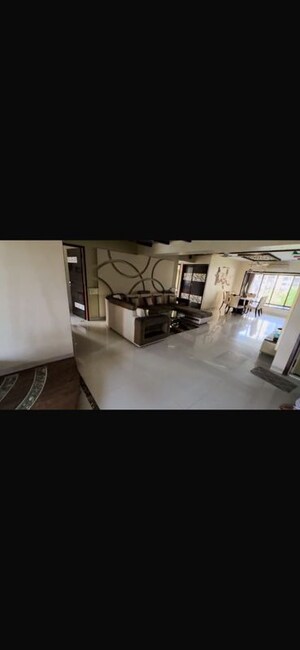 Team Area in 4 BHK Apartment at Farm Manor, Kandivali West – for Rent