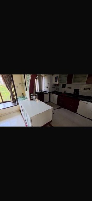 Team Area in 4 BHK Apartment at Farm Manor, Kandivali West – for Rent