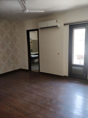 Room in 4 BHK Builder Floor at Safdarjung Enclave – for Rent