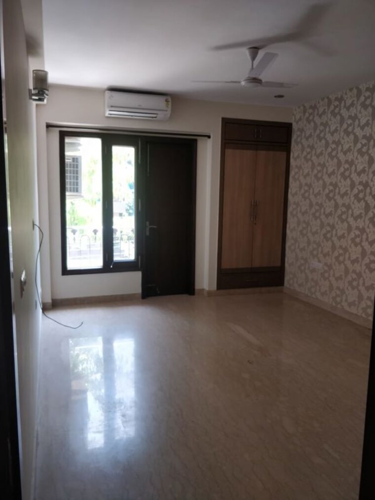 Room, safdarjung enclave 4 Bedroom 300 Sq.Yd. Builder Floor In Safdarjung Enclave Delhi 10580262