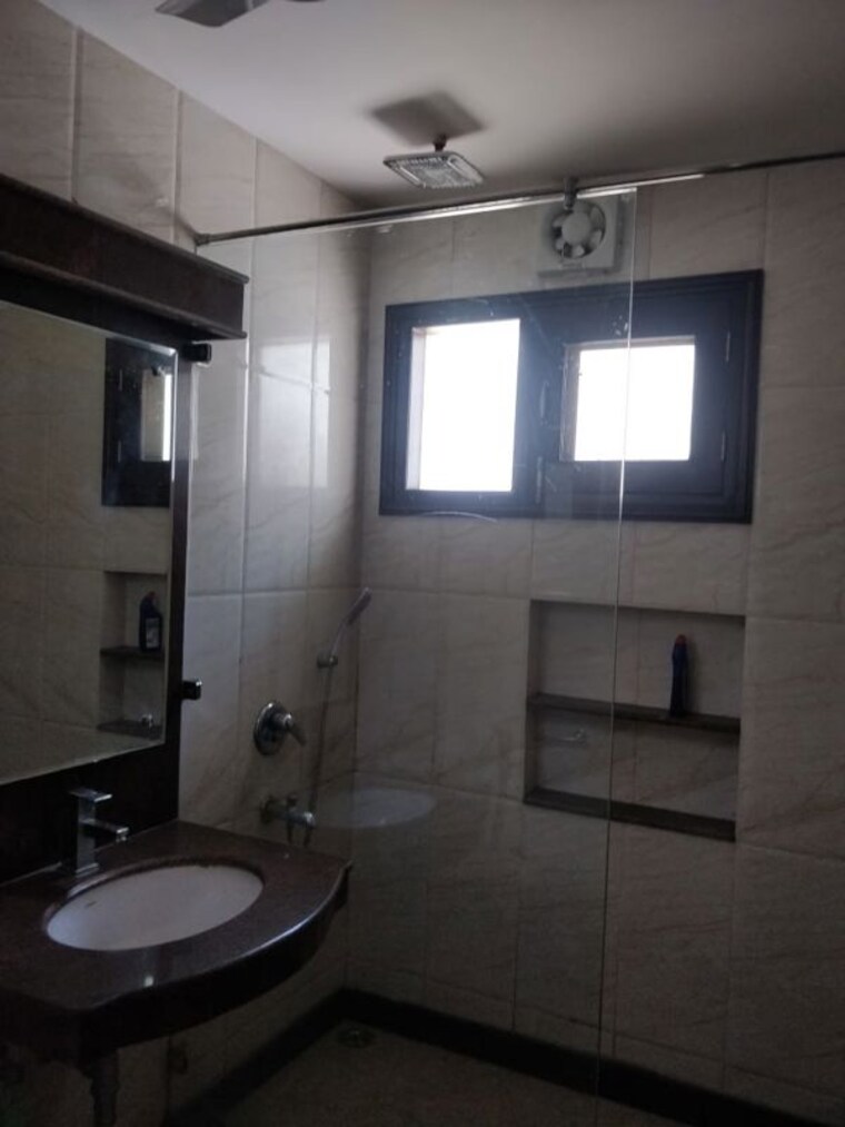 Bathroom, safdarjung enclave 4 Bedroom 300 Sq.Yd. Builder Floor In Safdarjung Enclave Delhi 10580262