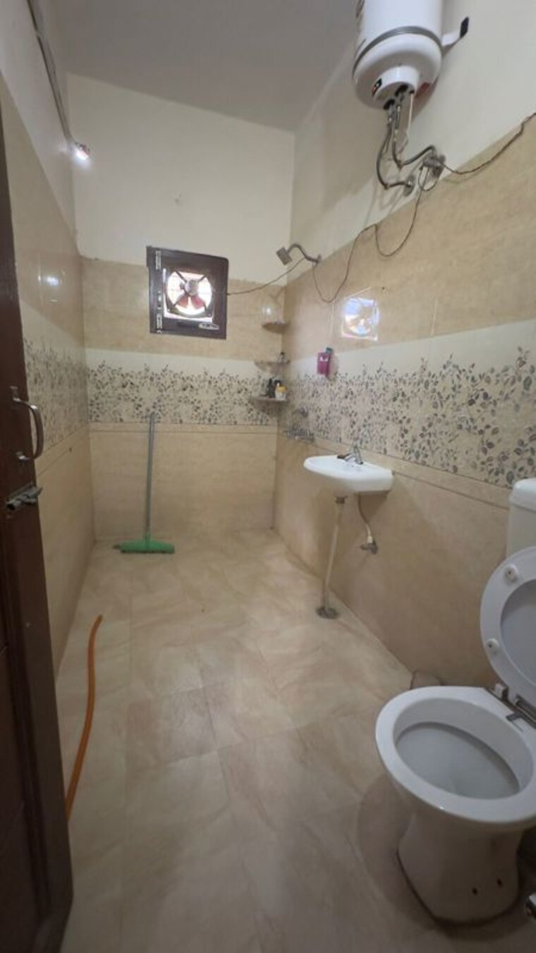 Bathroom, guru-nanak-enclave 3 Bedroom 1100 Sq.Ft. Builder Floor In Dhakoli Zirakpur 10580272