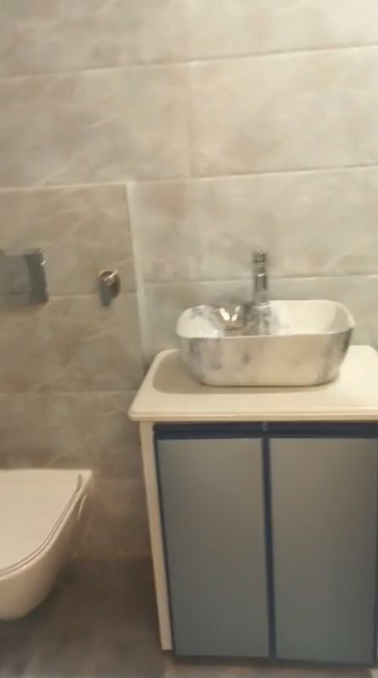Bathroom, lajpat nagar i 2 Bedroom 900 Sq.Ft. Builder Floor In Lajpat Nagar I Delhi 10580303