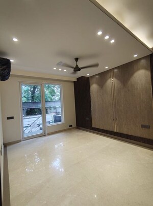 Room in 4 BHK Builder Floor at Dlf Phase ii – for Rent