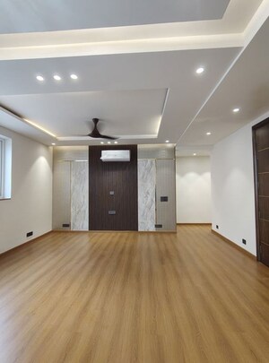 Room in 4 BHK Builder Floor at Dlf Phase ii – for Rent