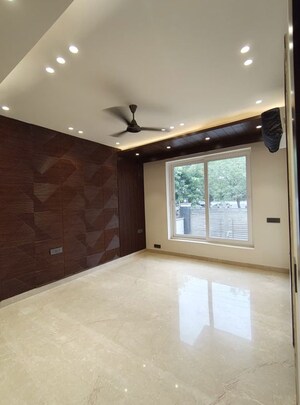 Room in 4 BHK Builder Floor at Dlf Phase ii – for Rent