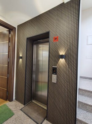 Bathroom in 4 BHK Builder Floor at Dlf Phase ii – for Rent