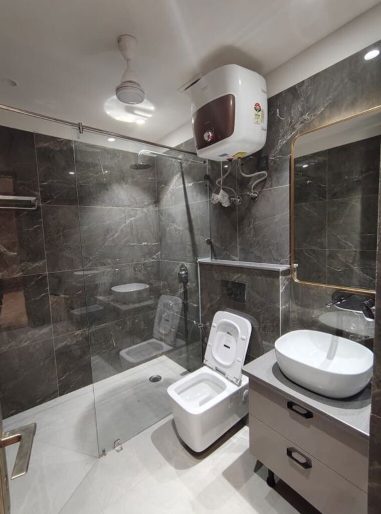 Bathroom, dlf phase ii 4 Bedroom 502 Sq.Yd. Builder Floor In Dlf Phase ii Gurgaon 10580313