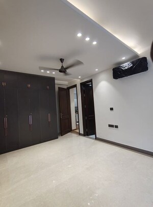 Room in 4 BHK Builder Floor at Dlf Phase ii – for Rent