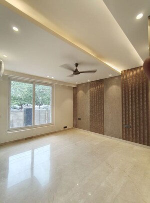 Room in 4 BHK Builder Floor at Dlf Phase ii – for Rent