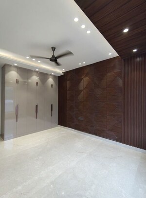 Room in 4 BHK Builder Floor at Dlf Phase ii – for Rent