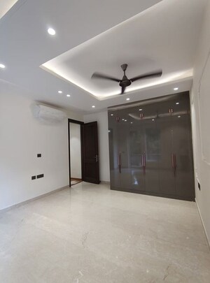 Room in 4 BHK Builder Floor at Dlf Phase ii – for Rent