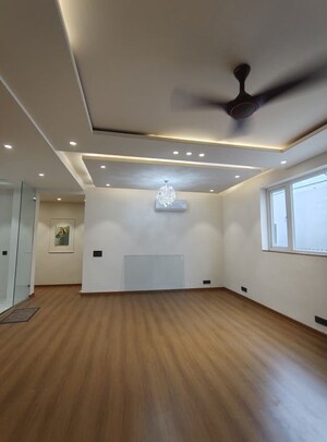 Team Area in 4 BHK Builder Floor at Dlf Phase ii – for Rent