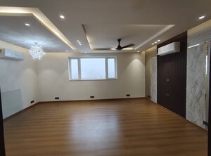 Room in 4 BHK Builder Floor at Dlf Phase ii – for Rent