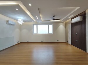 Room in 4 BHK Builder Floor at Dlf Phase ii – for Rent