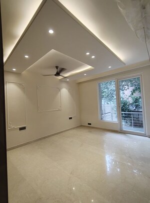 Room in 4 BHK Builder Floor at Dlf Phase ii – for Rent