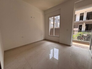 Room in 3 BHK Apartment at Smart World Orchard, Sector 61 – for Rent