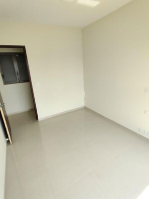 Room in 2 BHK Apartment at Kalpataru Immensa, Kolshet Road – for Rent