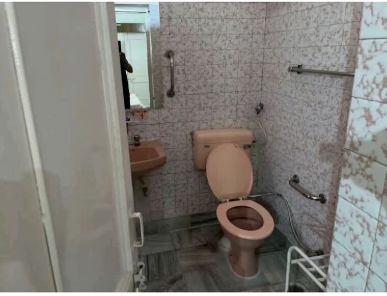 Bathroom, sector 43 3 Bedroom 1600 Sq.Ft. Builder Floor In Sector 43 Chandigarh 10580362
