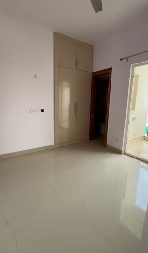 Room in 3 BHK Apartment at Central Park Flower Valley Aqua Front Towers, Sohna Sector 33 – for Rent
