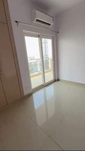 Room in 3 BHK Apartment at Central Park Flower Valley Aqua Front Towers, Sohna Sector 33 – for Rent