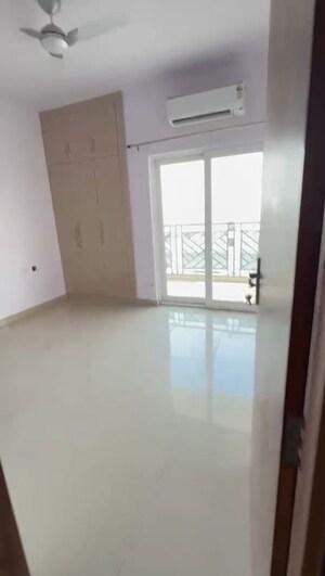 Room in 3 BHK Apartment at Central Park Flower Valley Aqua Front Towers, Sohna Sector 33 – for Rent