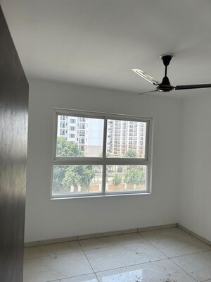 Room in 2 BHK Apartment at Gomti Nagar – for Sale